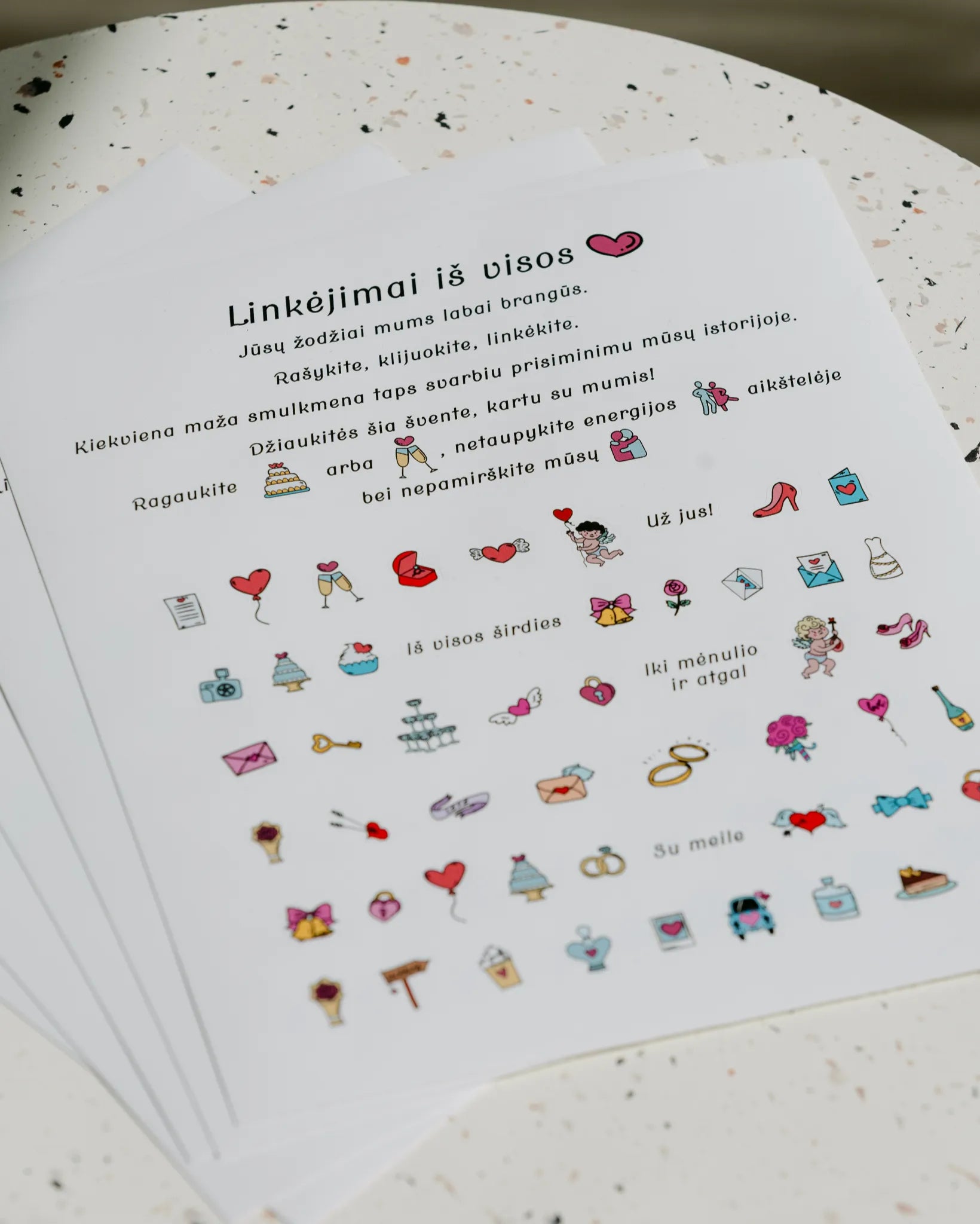 Spalvoti vestuvių svečių knygos lipdukai su iliustracijomis ir „Linkėjimai iš visos širdies" užrašu