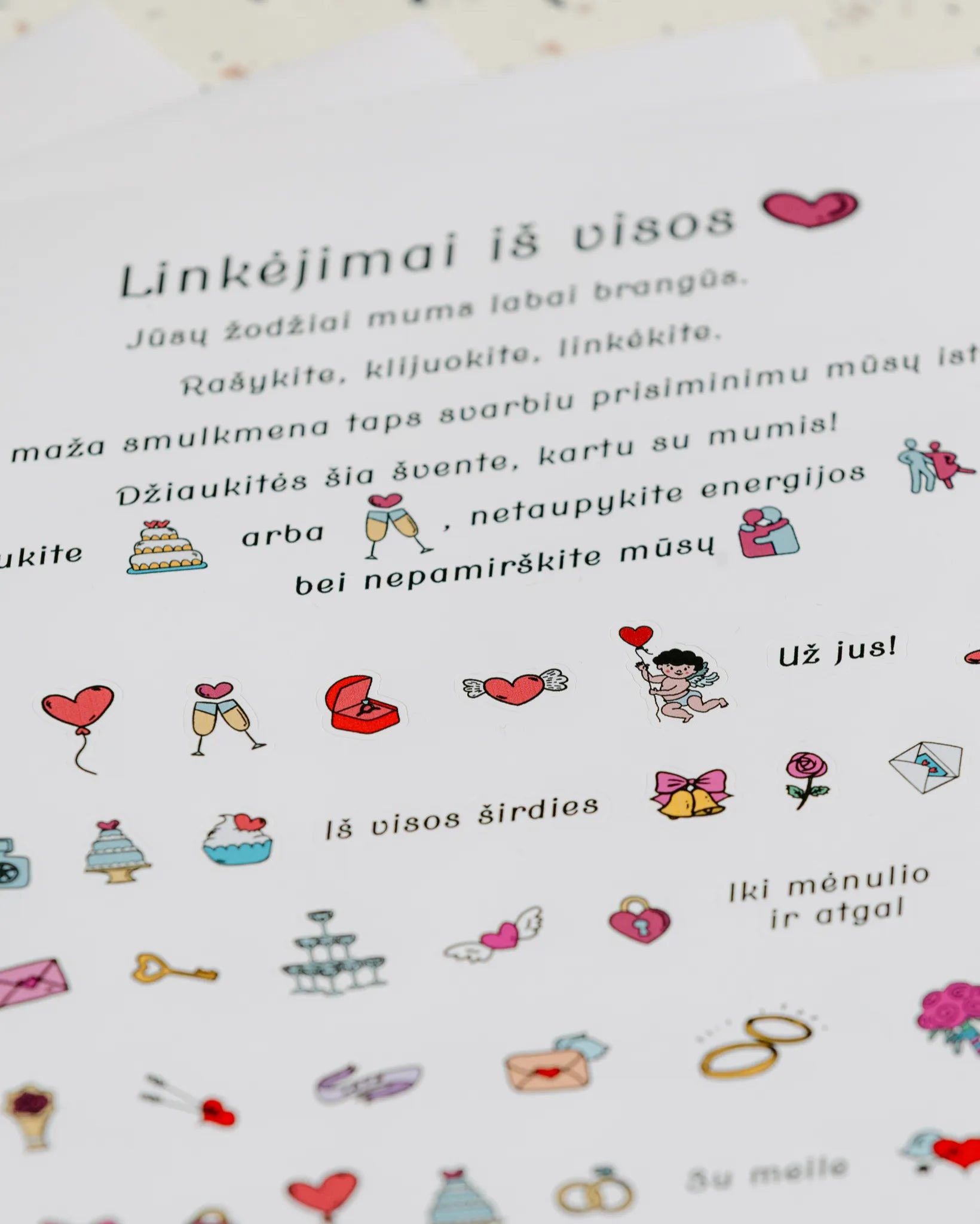 Spalvoti vestuvių svečių knygos lipdukai su iliustracijomis ir „Linkėjimai iš visos širdies" užrašu